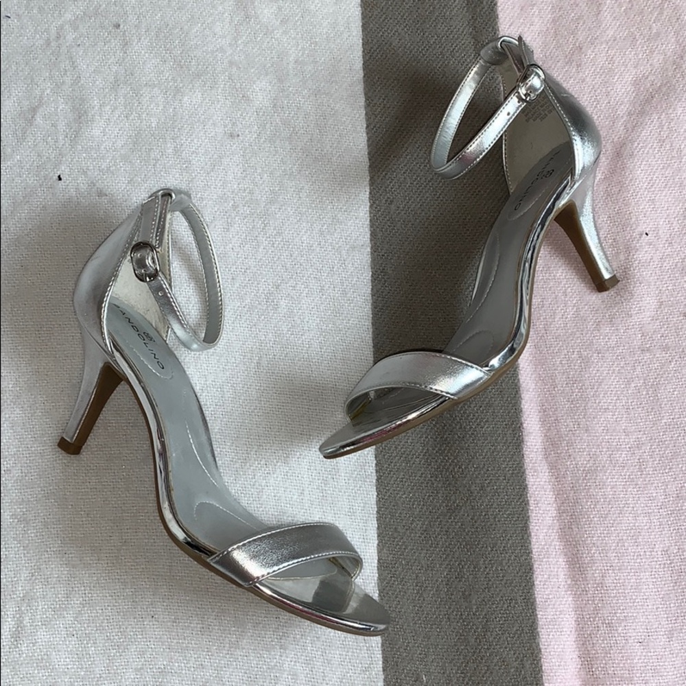 Silver bandolino kitten strappy heels